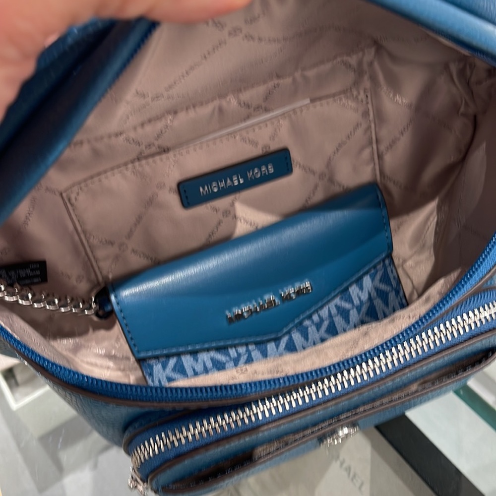 MICHAEL KORS
Maisie Large Pebbled Leather 2-in-1 Sling Pack
Teal
NWT - Picture 13 of 16